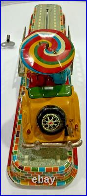 1007 RARE YELLOW MINT Marusan Tin Wind-Up Magic Wonder MG Car & Track Set-WORKS