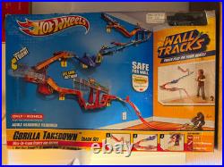 2011 Mattel Hot Wheels Wall Tracks Gorilla Takedown Track Set W1479
