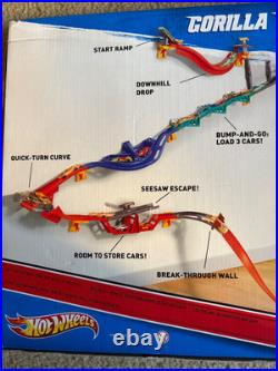 2011 Mattel Hot Wheels Wall Tracks Gorilla Takedown Track Set W1479