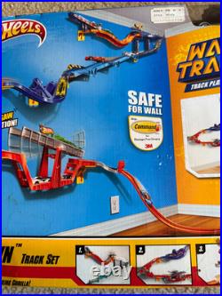 2011 Mattel Hot Wheels Wall Tracks Gorilla Takedown Track Set W1479