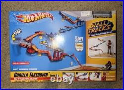 BRAND NEW 2011 Mattel Hot Wheels Wall Tracks Gorilla Takedown Track Set with Car
