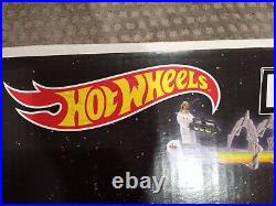 HOTWHEELS MARIOKART Rainbow Road Raceway Track Set NEW IN BOX