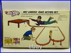 Hot Wheels Classics 2006 Hot Curves Race Action Track Set withcars MIB NEW! J6654