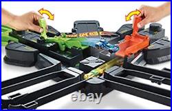 Hot Wheels Colossal Crash Track Set, Figure 8 Track Set, Competitive Play, Aeria