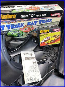Hot Wheels SIZZLERS Fat Track Giant O Race Set & Race Case 2006 2 cars