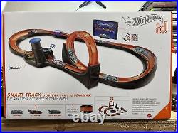Hot Wheels id Smart Track Starter Kit with 3 Exclusive Cars, Track Pieces