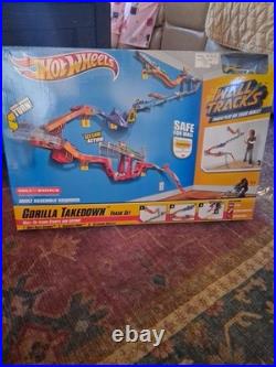 Mattel Hot Wheels GORILLA TAKEDOWN Track Set (2011, W1479) Wall Tracks NEW