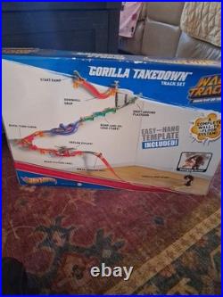 Mattel Hot Wheels GORILLA TAKEDOWN Track Set (2011, W1479) Wall Tracks NEW