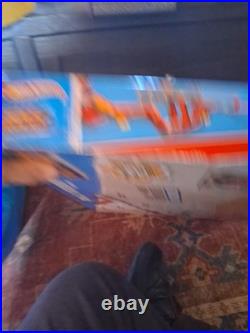 Mattel Hot Wheels GORILLA TAKEDOWN Track Set (2011, W1479) Wall Tracks NEW