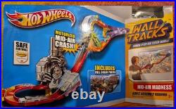 Mattel Hot Wheels Motorized Mid-air Crash Madness Wall Tracks 2010 Race Car Set