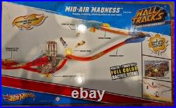 Mattel Hot Wheels Motorized Mid-air Crash Madness Wall Tracks 2010 Race Car Set