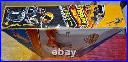 Mattel Hot Wheels Motorized Mid-air Crash Madness Wall Tracks 2010 Race Car Set