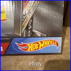 NEW! Hot Wheels Mario Kart Circuit Track Set with Die-Cast Kart