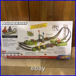 NEW! Hot Wheels Mario Kart Circuit Track Set with Die-Cast Kart