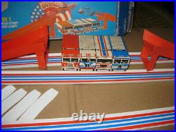 VINTAGE 1975 HOT WHEELS DOUBLE DUEL SPEEDWAY TRACK SET with REDLINES