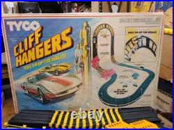 Vtg TYCO Cliff Hangers No 6208 HO Slot Car Race Set Cars Track Controllers withBox